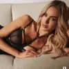 Chemise nera con choker e giarrettiere Arrowel – ambientata