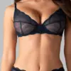 Set 3 pezzi blu notte pizzo – Obsessive Nightly Blue – ambientata